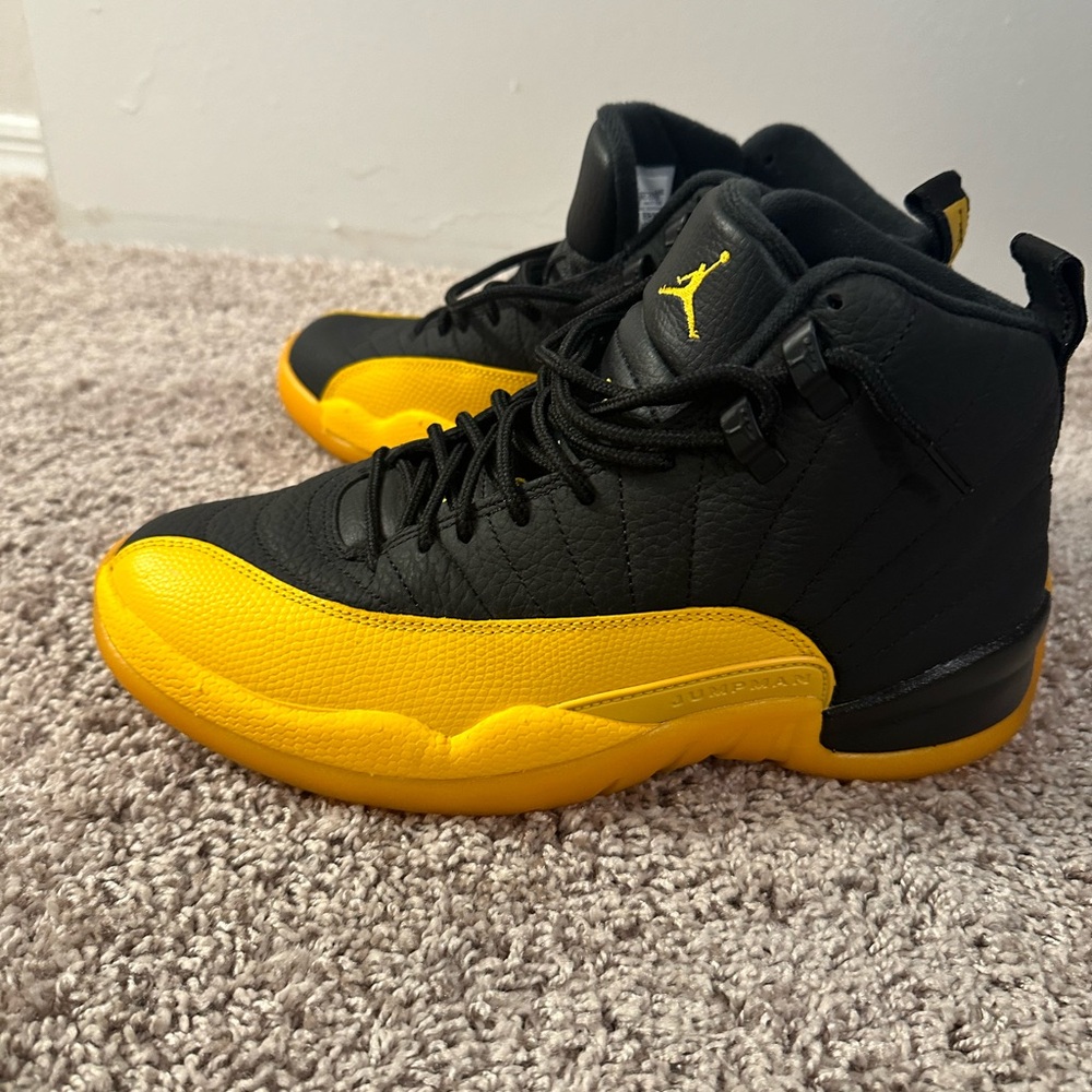 AIR JORDAN 12 RETRO GS, SIZE 7.5 Women. Black and Yellow.